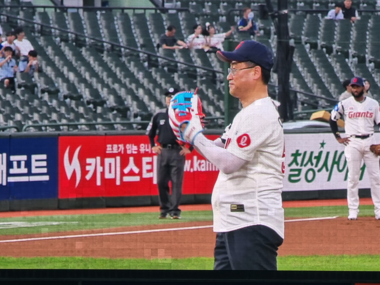 국제라이온스협회 부산지구 이형모 총재 시구 장면. [사진=임순택 기자]