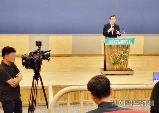 이낙연 전 총리가 17일 오후 순천만습지센터에서 특강을 하고 있다.