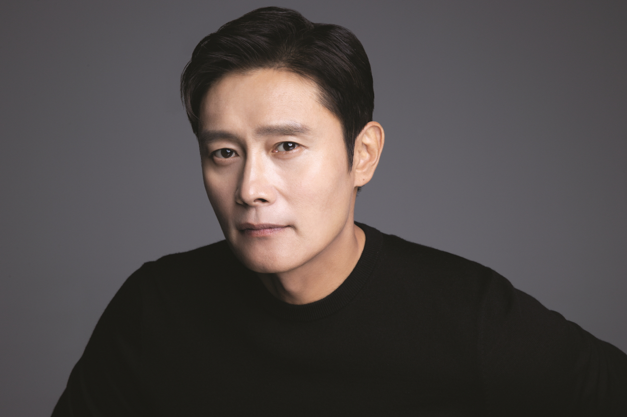 영화 '콘크리트 유토피아'에서 생존을 위해 점차 광기에 사로잡혀가는 새 입주민 대표 '영탁' 역을 맡은 배우 이병헌. [연합]