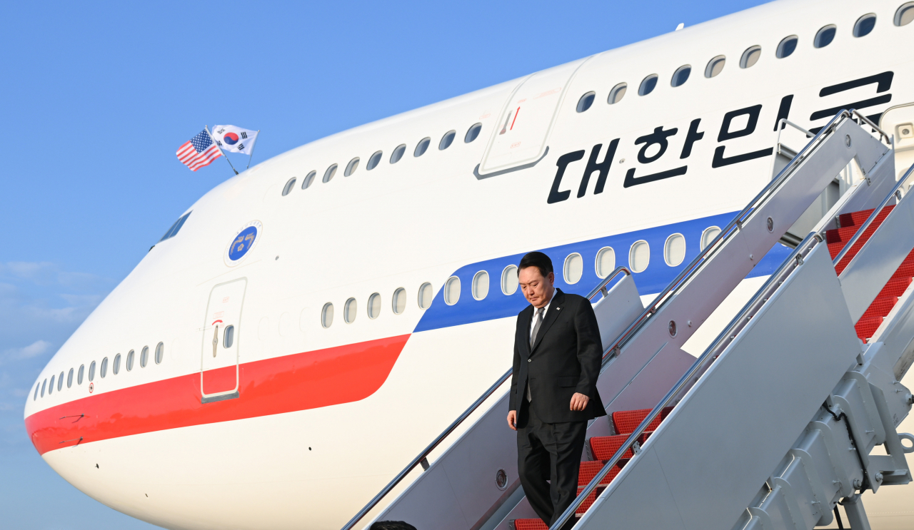 한미일 정상회의 참석을 위해 미국을 방문한 윤석열 대통령이 17일(현지시간) 미국 워싱턴DC 인근 앤드루스 공군기지에 도착, 공군 1호기에서 내리고 있다. [연합]