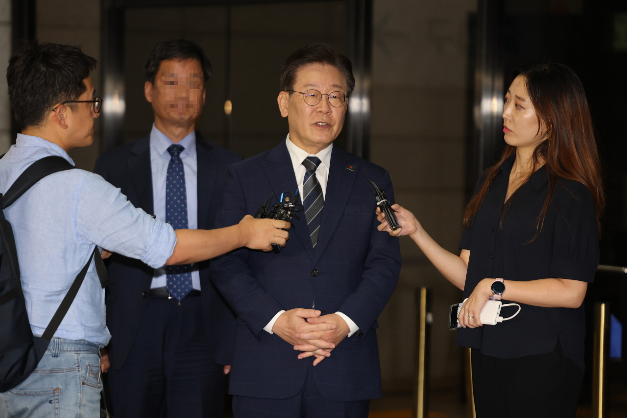 Lee Jae-myung, leader of the main opposition Democratic Party, speaks to reporters on Friday, in front of the Seoul Central District Prosecutors Office. (Yonhap)