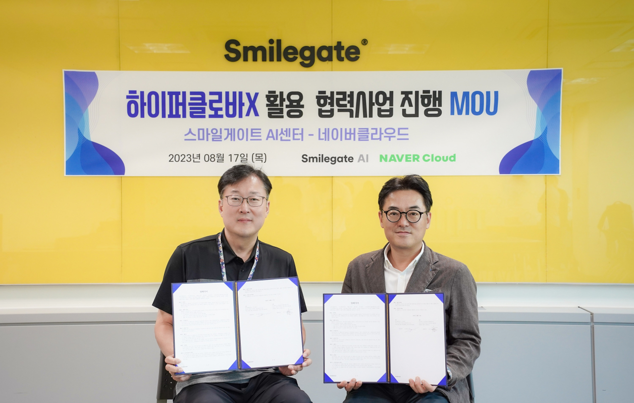 한우진(왼쪽) 스마일게이트 AI센터 센터장과 임태건 네이버클라우드 상무가 스마일게이트 사옥에서 양해각서 체결 뒤 포즈를 취하고 있다. [스마일게이트 제공]