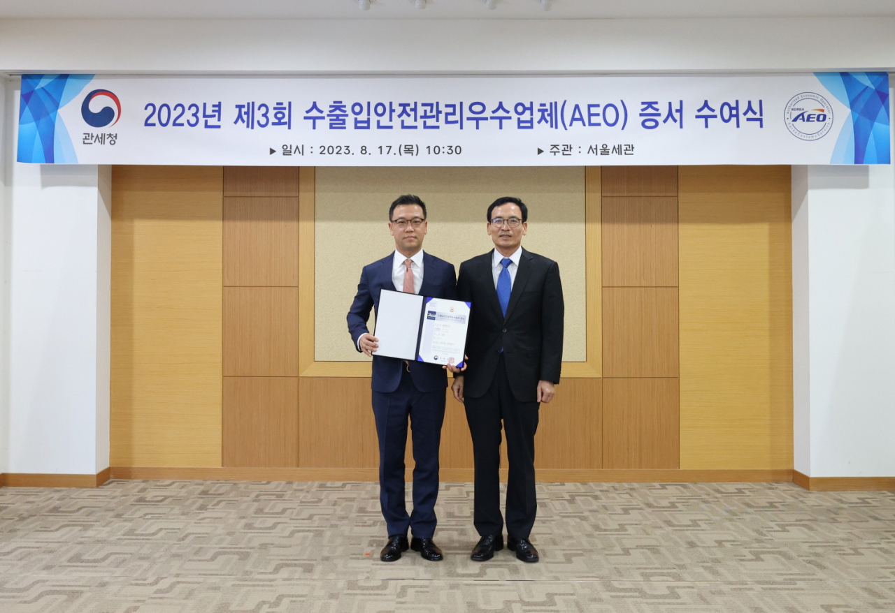 정상천(왼쪽) BMW 그룹 코리아 서비스총괄 본부장과 정승환 서울세관장이 수출입안전관리우수업체 증서 수여식에서 기념촬영을 하는 모습. [BMW 그룹 코리아 제공]