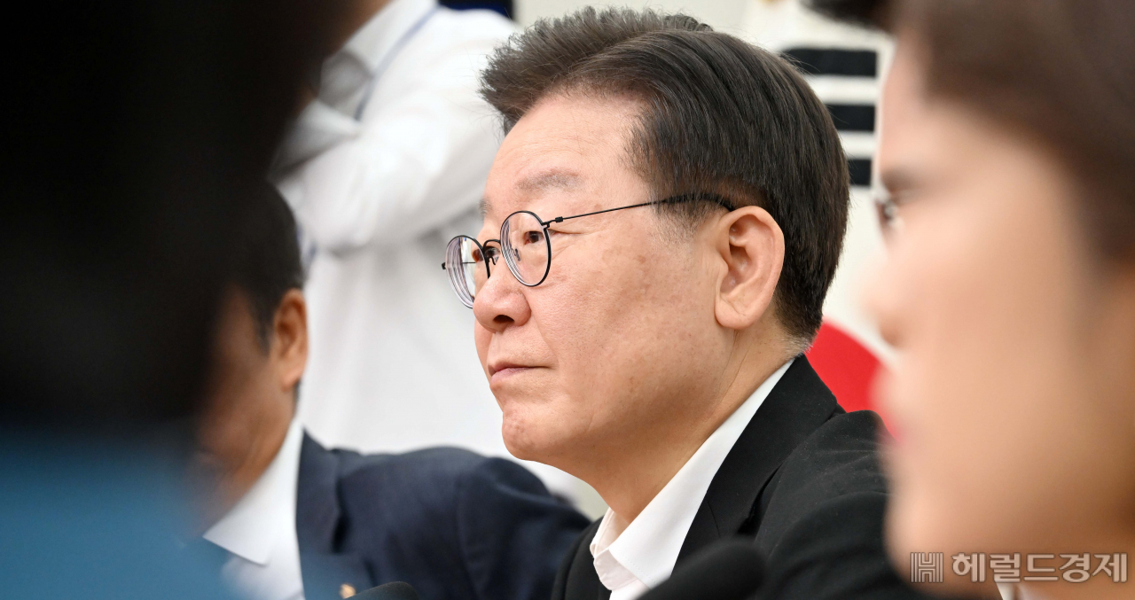 이재명 더불어민주당 대표가 18일 오전 서울 여의도 국회에서 열린 최고위원회에 참석해 모두발언을 하고 있다. 이상섭 기자