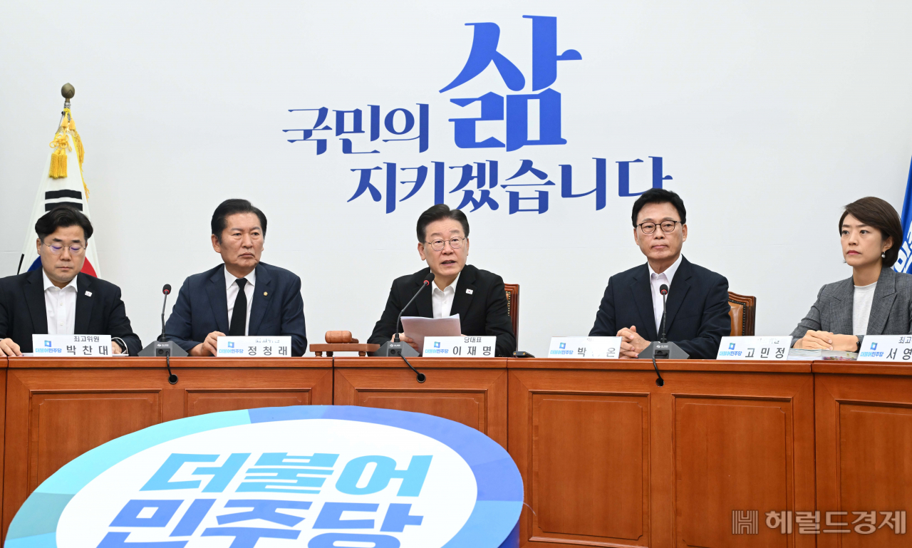 이재명 더불어민주당 대표가 18일 오전 서울 여의도 국회에서 열린 최고위원회에 참석해 모두발언을 하고 있다. 이상섭 기자