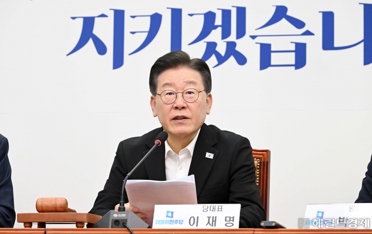 이재명 더불어민주당 대표가 18일 오전 서울 여의도 국회에서 열린 최고위원회에 참석해 모두발언을 하고 있다. 이상섭 기자