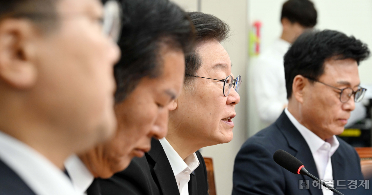 이재명 더불어민주당 대표가 18일 오전 서울 여의도 국회에서 열린 최고위원회에 참석해 모두발언을 하고 있다. 이상섭 기자