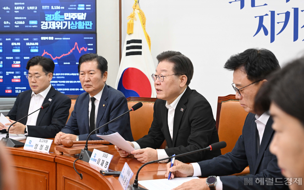 이재명 더불어민주당 대표가 18일 오전 서울 여의도 국회에서 열린 최고위원회에 참석해 모두발언을 하고 있다. 이상섭 기자