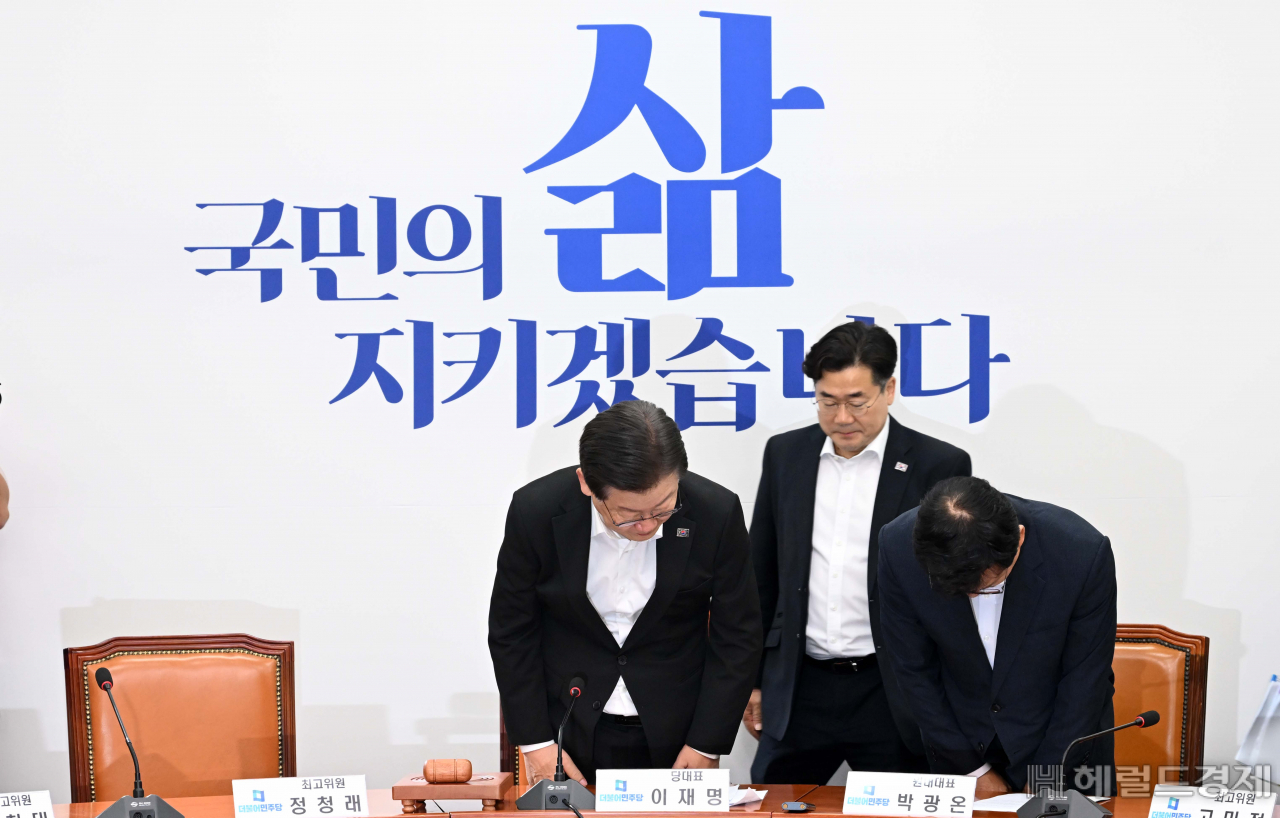 이재명 더불어민주당 대표가 18일 오전 서울 여의도 국회에서 열린 최고위원회에 참석해 인사를 하고 있다. 이상섭 기자