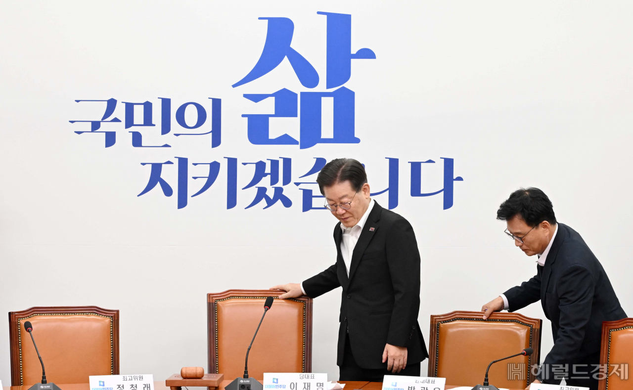 이재명 더불어민주당 대표가 18일 오전 서울 여의도 국회에서 열린 최고위원회에 참석하고 있다. 이상섭 기자