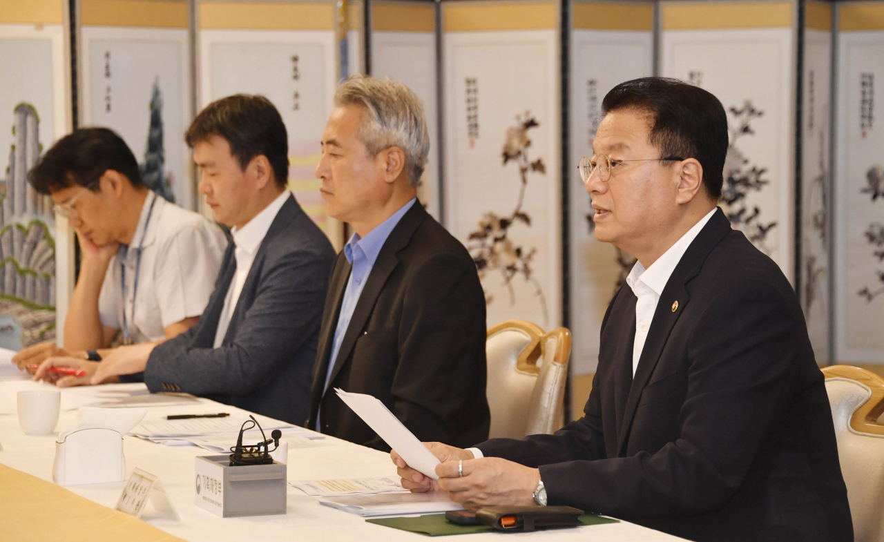 방기선 기획재정부 제1차관이 18일 서울 종로구 정부서울청사에서 열린 ‘제29차 비상경제차관회의’를 주재, 모두발언을 하고 있다.[기획재정부 제공]