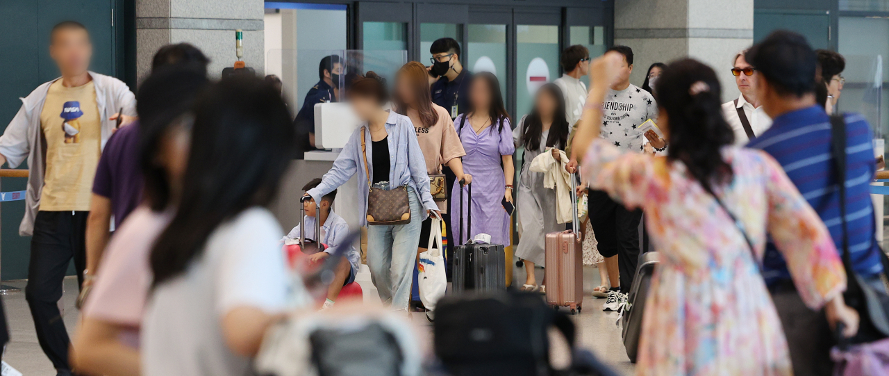 15일 중국 지난에서 한국으로 단체 관광을 온 중국 단체 관광객들이 인천국제공항 제1여객터미널 입국장으로 들어서고 있다. 연합뉴스