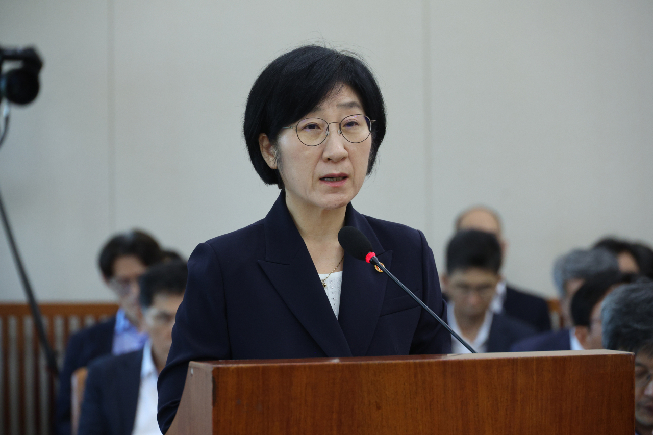 한화진 환경부 장관이 17일 오전 국회에서 열린 환경노동위원회 전체회의에서 2022 회계연도 결산을 보고하고 있다. [연합]