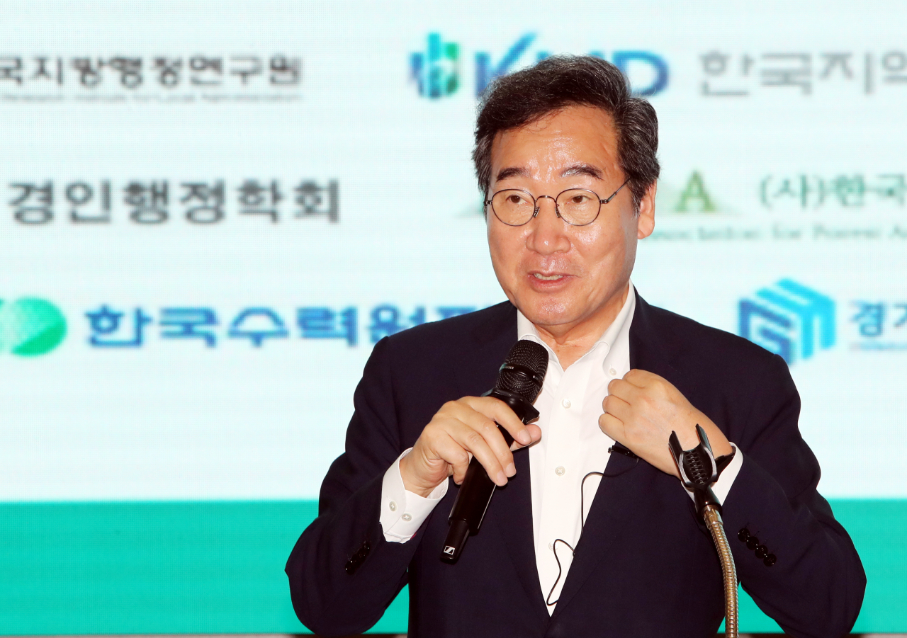 이낙연 전 더불어민주당 대표가 17일 전남 순천시에서 열린 한국지방자치학회 학술대회에 참석해 강연하고 있다. [연합]