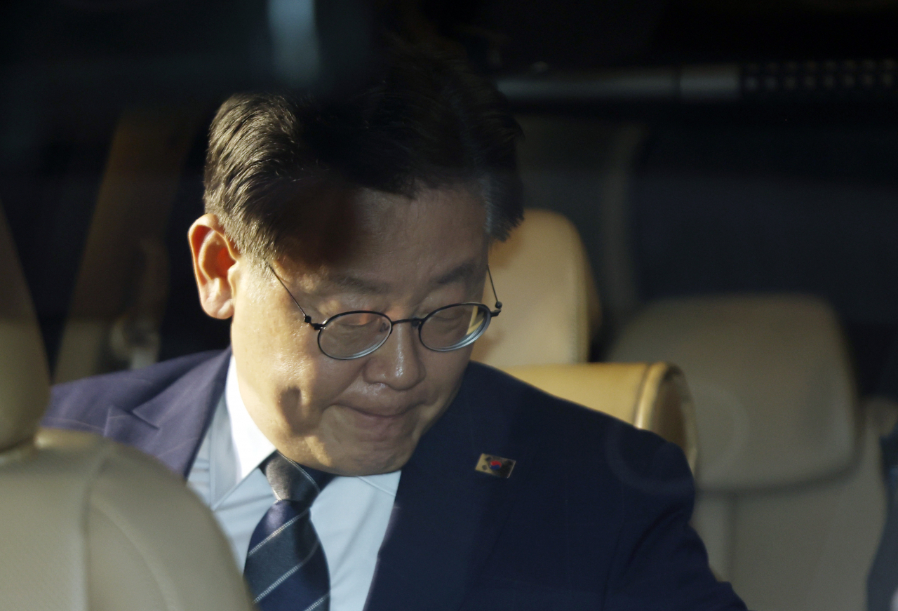 이재명 더불어민주당 대표가 백현동 특혜개발 의혹과 관련해 피의자 신분으로 조사를 마치고 18일 오전 서초동 서울중앙지검을 나서며 차에 타고 있다. [연합]