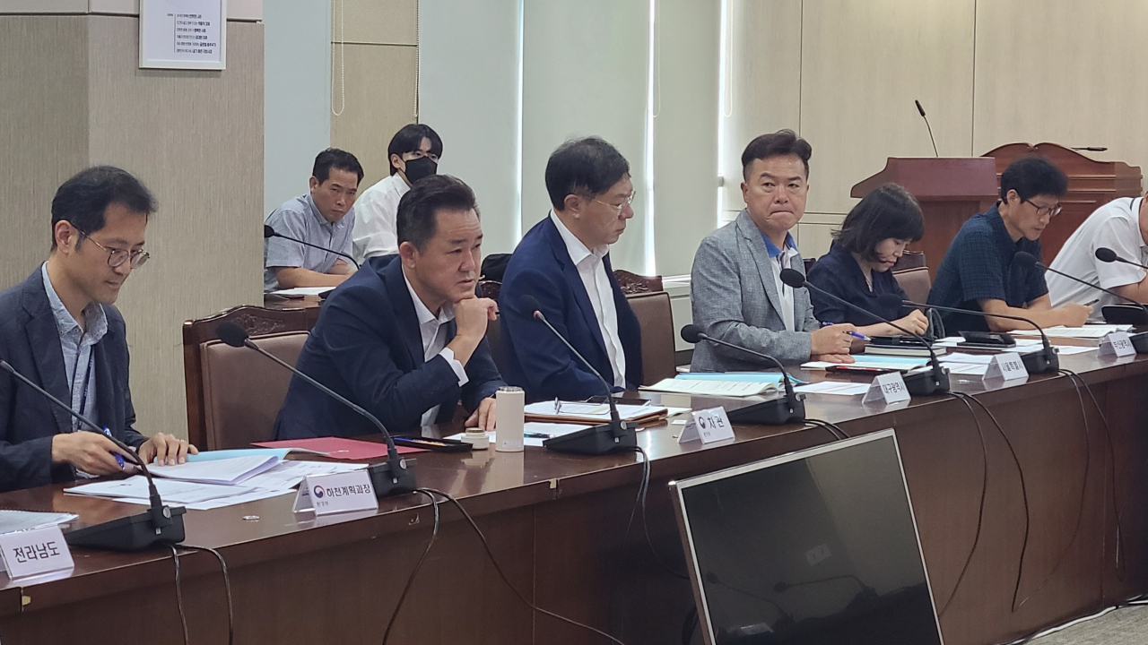 임상준 환경부 차관이 지난 16일 정부세종청사에서 지류·지천 정비 강화를 위해 지방자치단체 회의를 주재하고 있다. [연합]