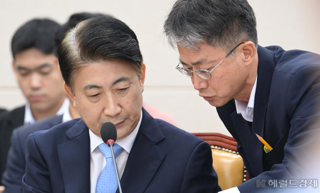 이동관 방송통신위원회 위원장 후보자가 18일 오전 서울 여의도 국회에서 열린 방송통신위원회 위원장 인사청문회에 참석해 관계자와 대화를 하고 있다. 이상섭 기자