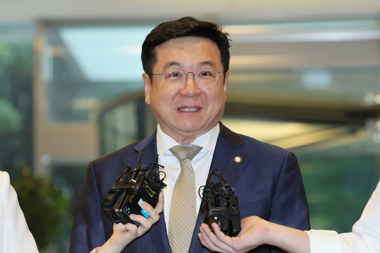 이찬희 삼성 준법감시위원회(이하 준법위) 위원장이 전국경제인연합회(전경련) 복귀 재논의를 위해 열린 임시회의에 참석하기 위해 18일 오전 서울 삼성생명 서초타워에서 들어서며 취재진의 질문에 답하고 있다. [연합]