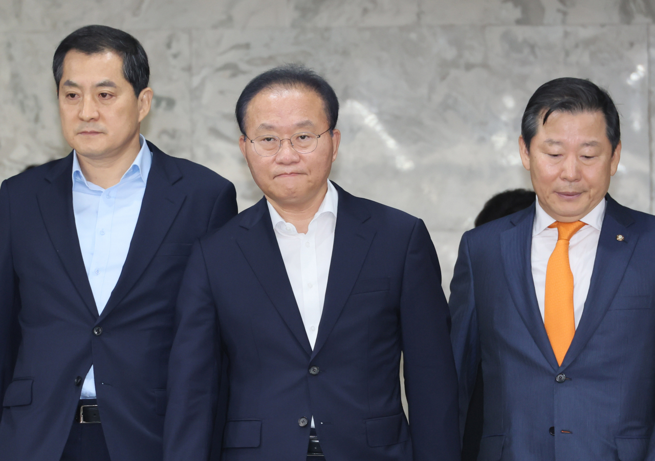 윤재옥 국민의힘 원내대표가 18일 국회에서 열린 원내대책회의에 참석하고 있다. 왼쪽부터 박대출 정책위의장, 윤 원내대표, 이철규 사무총장. [연합]