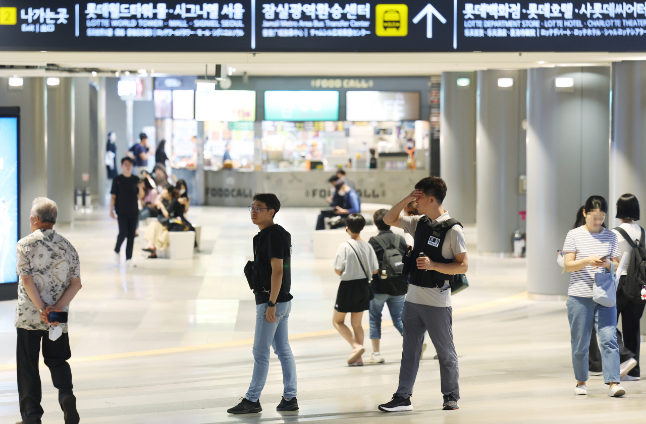 지난 4일 경찰들이 잠실역에서 경계 근무를 서고 있다. [연합]