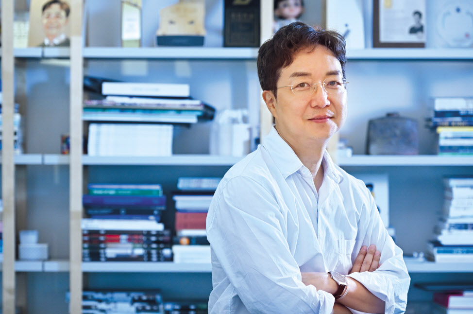 유현준 건축가 겸 교수는 양극단으로 치닫는 한국 사회의 극심한 갈등 구조를 치유하는 데 건축이 소정의 역할을 할 수 있다고 털어놨다. 2002년 월드컵 때 겪은 공통의 경험이 모두를 하나로 만들었듯이, 추억을 공유할 수 있는 공간을 건축이 제공한다면 서로가 연결될 수 있다는 게 그의 소신이다. 임세준 기자