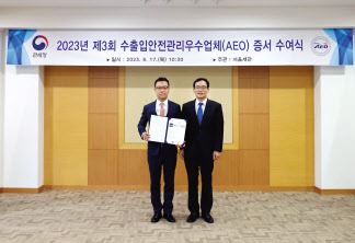 정상천(왼쪽) BMW 그룹 코리아 서비스총괄 본부장과 정승환 서울세관장이 수여식에서 기념촬영을 하는 모습
