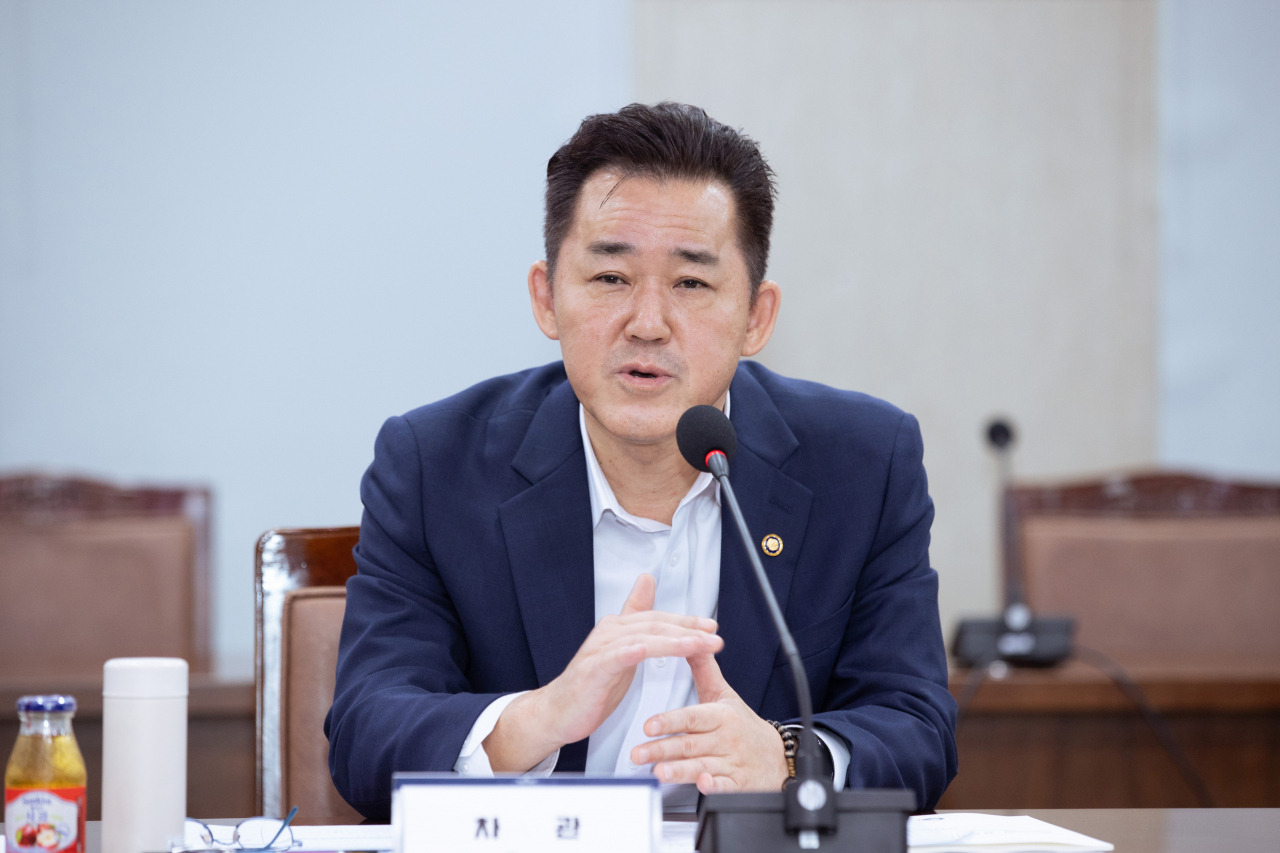 임상준 환경부차관이 18일 오전 정부세종청사에서 열린 환경부 산하 공공기관 업무간담회에 참석하여 기관별 주요 현안과 녹색산업 해외진출 현황에 대해 보고받고, 환경정책 발전 방향을 논의하고 있다. [환경부 제공]