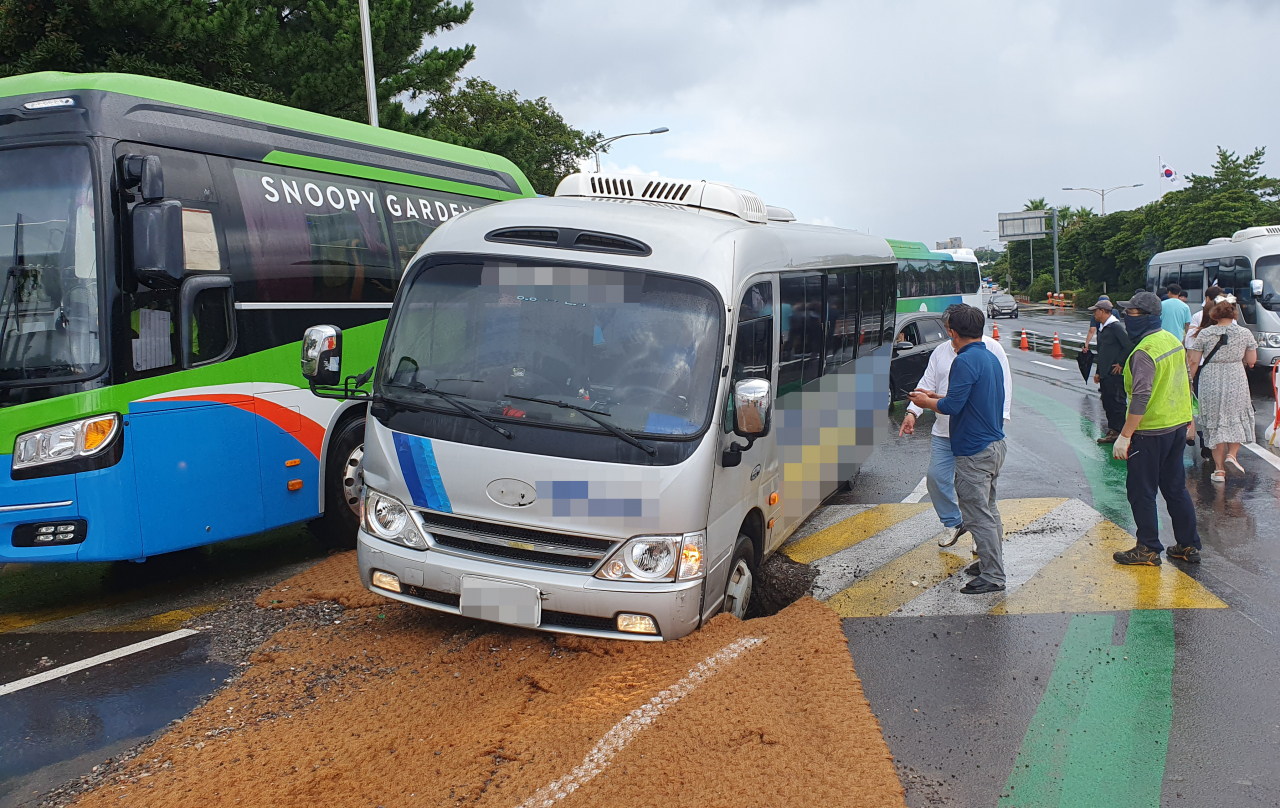 18일 오전 제주국제공항 입구 교차로에 발생한 포트홀에 렌터카 셔틀버스가 빠지는 사고가 발생했다. 사진은 사고 현장 사진. [제주도 자치경찰단 제공]