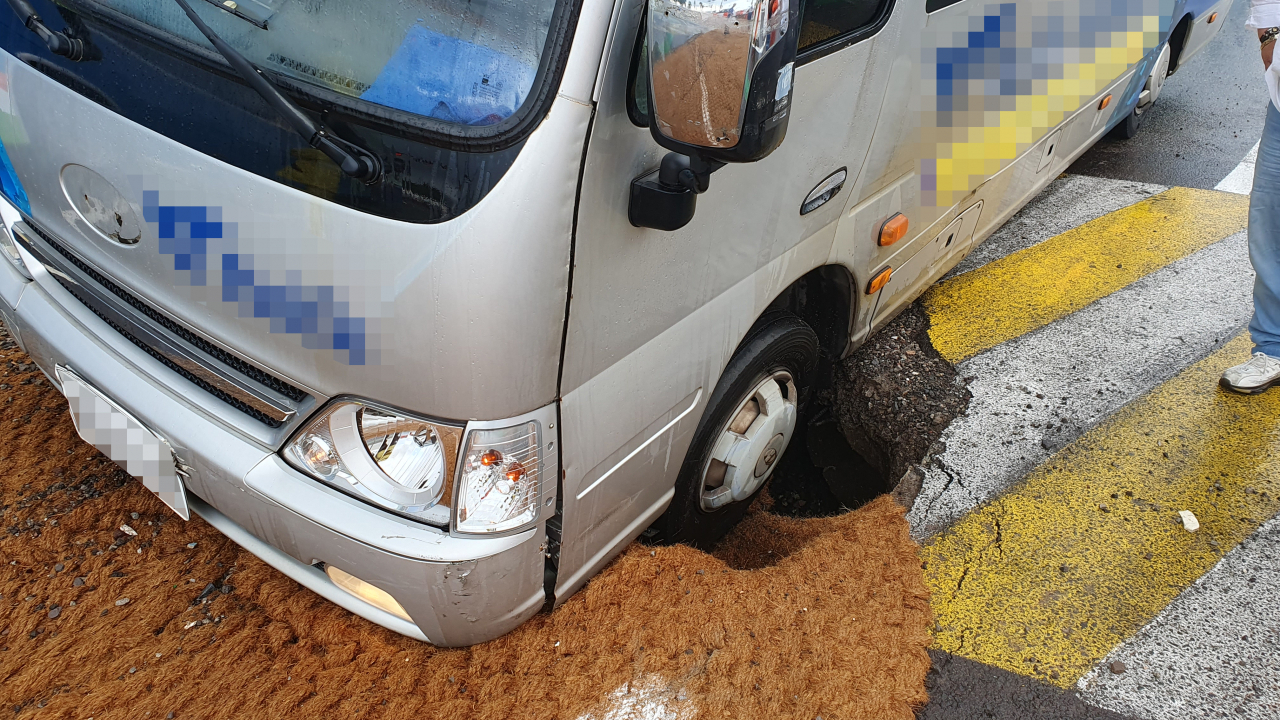 18일 오전 제주국제공항 입구 교차로에 발생한 포트홀에 렌터카 셔틀버스가 빠지는 사고가 발생했다. 사진은 사고 현장 사진. [제주도 자치경찰단 제공]