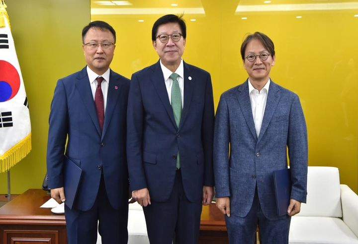 박형준 부산시장(가운데)이 18일 오전 부산시청 의전실에서 박경은 신임 정무특별보좌관(왼쪽)과 성희엽 신임 정책수석보좌관에게 임명장을 수여하고 있다. [사진=부산시]