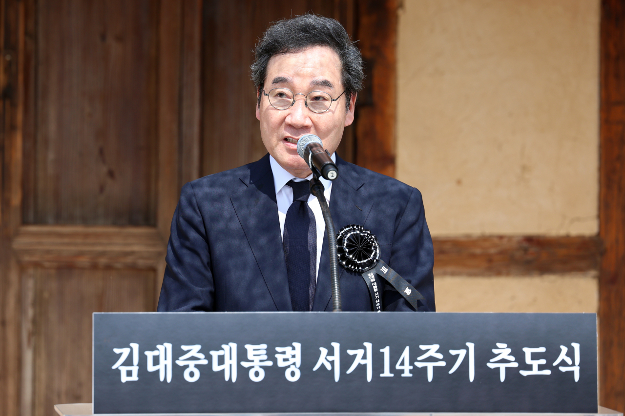 더불어민주당 이낙연 전 대표가 18일 오전 전남 신안군 하의면 하의도 김대중 전 대통령 생가에서 열린 서거 14주기 추도식에서 추모사를 하고 있다.[연합]