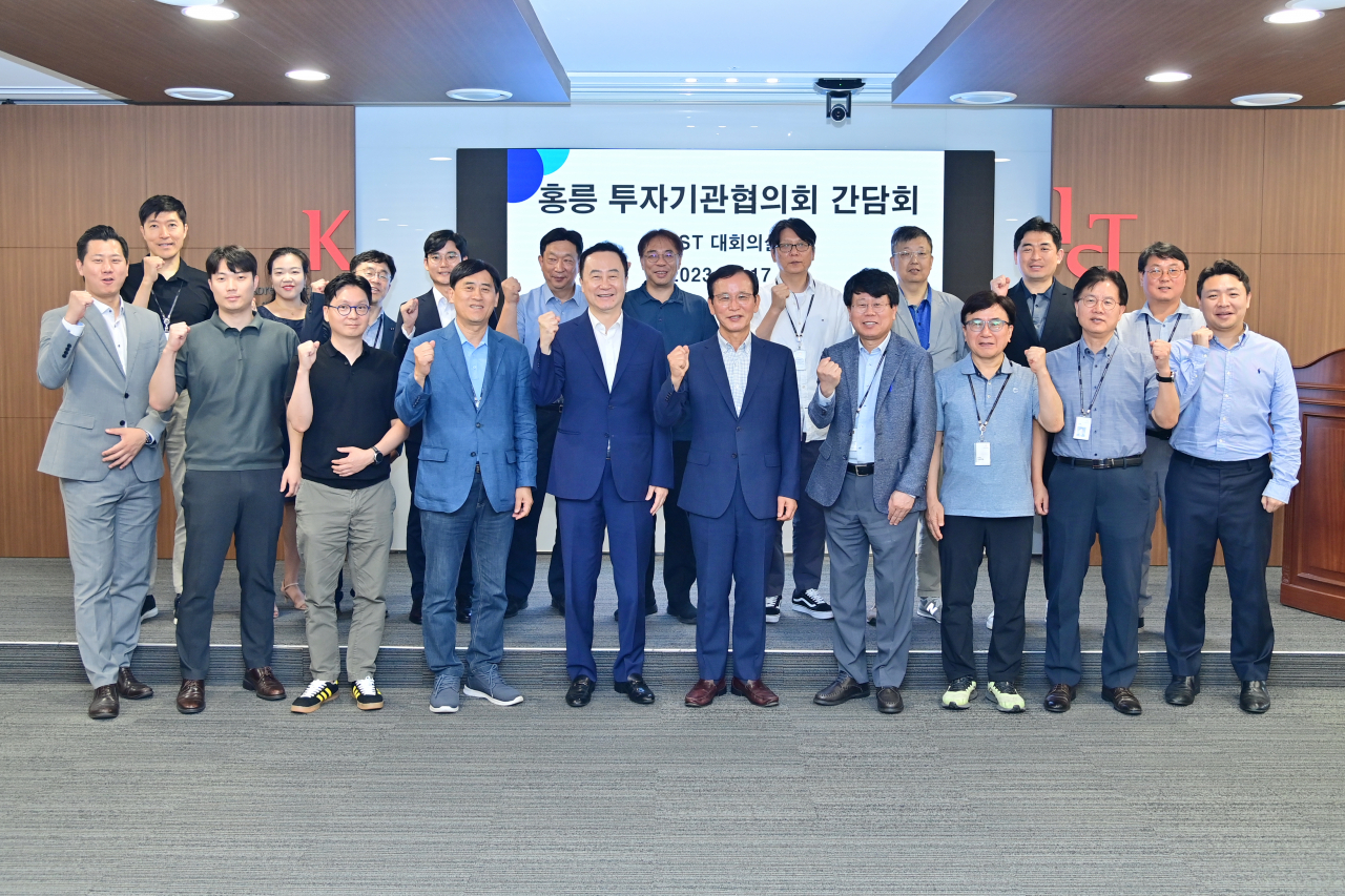홍릉 투자기관협의회 간담회에 참석한 관계자들이 단체기념촬영을 하고 있다.[KIST 제공]