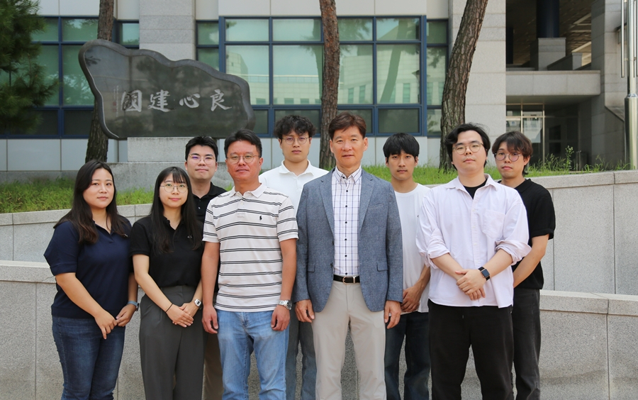 문현준 교수 연구팀, 오른쪽부터 김동재 교수(대학원 인공지능융합과),문현준 교수(건축학부)[단국대 제공]
