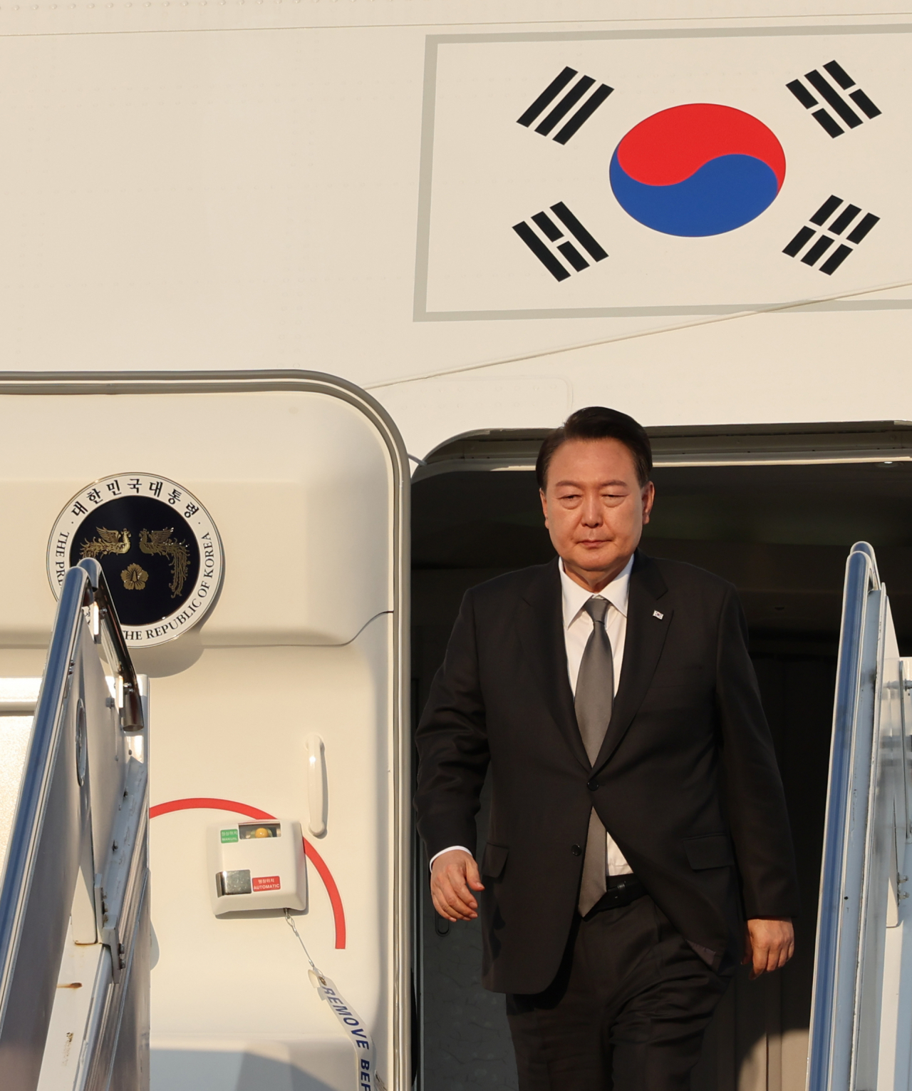 윤석열 대통령이 17일(현지시간) 미국 워싱턴D.C 인근 앤드루스 공군기지에 도착, 공군 1호기에서 내리고 있다. 윤 대통령은 미국 대통령의 공식 별장인 캠프 데이비드에서 18일(현지시간) 열릴 한미일 정상회의에 참석한다. [연합]
