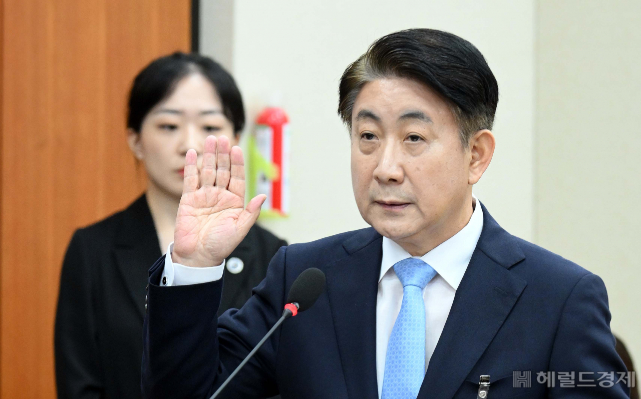 이동관 방송통신위원회 위원장 후보자가 18일 오전 서울 여의도 국회에서 열린 방송통신위원회 위원장 인사청문회에서 발언을 하고 있다. 이상섭 기자