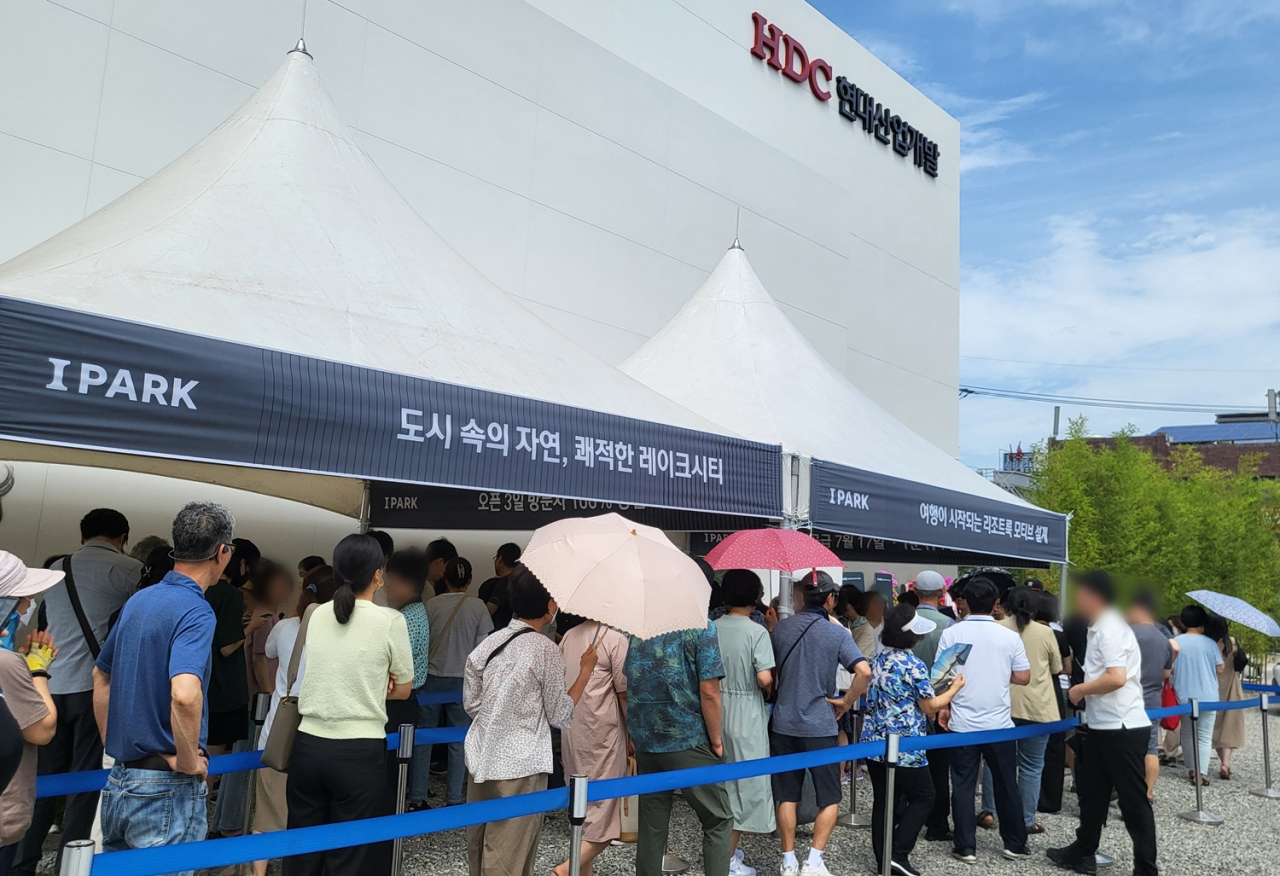 HDC현대산업개발이 춘천시 삼천동에 공급하는 춘천 레이크시티 아이파크가 지난달 1순위 청약 마감에 이어 계약 시작 10일 만에 전 세대의 계약을 완료했다. 사진은 춘천 레이크시티 아이파크 모델하우스를 방문한 고객들의 모습