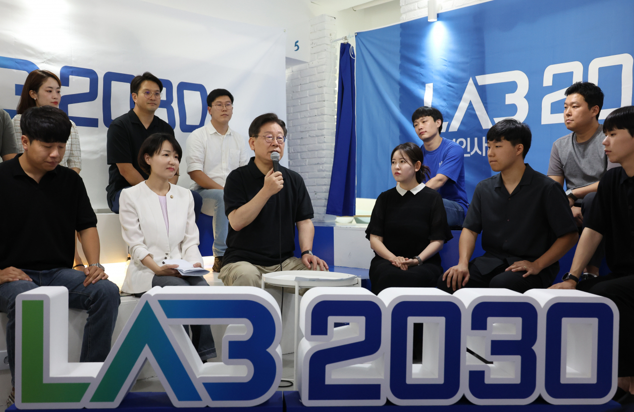 이재명 더불어민주당 대표가 18일 마포구의 한 건물에서 열린 LAB2030 출범식에서 축사를 하고 있다. [연합]
