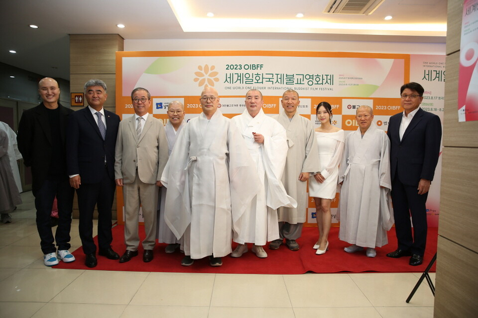 지난 17일 동국대 본관 중강당에서 열린 '2023 세계일화 국제불교영화제'에 참석자들. 왼쪽부터 개그맨 윤성호 씨, 정원주 대우건설 회장, 윤재웅 동국대 총장, 정각원장 진명스님, 총무원장 진우스님, 학교법인 동국대학교 이사장 돈관스님, 중앙종회 의장 주경스님, 가수 송민경 씨, 교육부장 지우스님, 주윤식 중앙신도회장. [동국대 제공]
