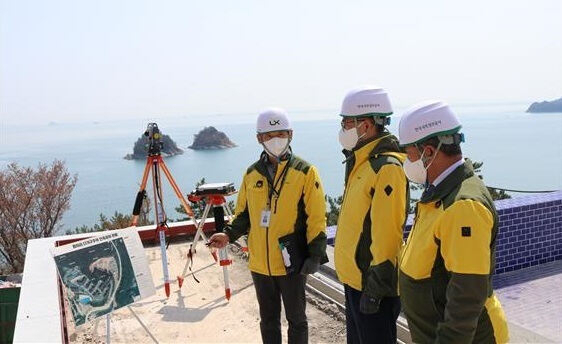 여수시와 국토정보공사 여수지사 직원들이 ‘지적측량 기준점 일제조사’를 실시하고 있다. [사진 여수시]