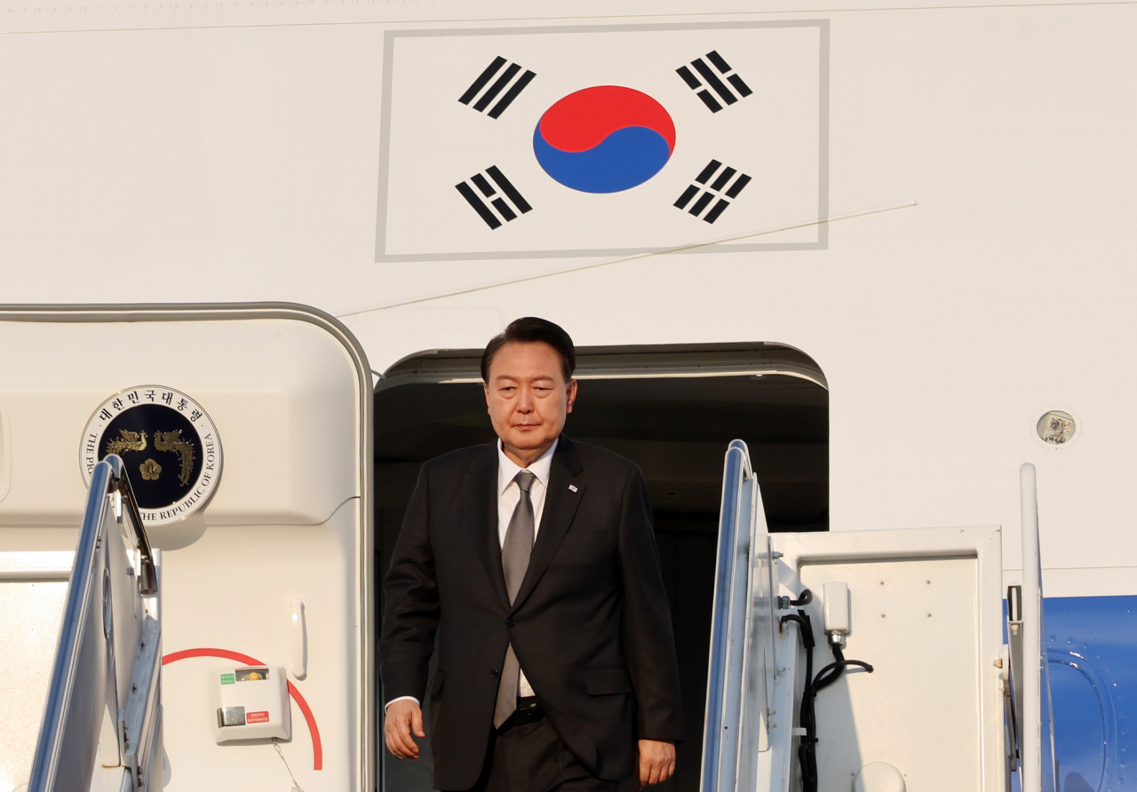 윤석열 대통령이 17일(현지시간) 미국 워싱턴DC 인근 앤드루스 공군기지에 도착, 공군 1호기에서 내리고 있다. 윤 대통령은 미국 대통령의 공식 별장인 캠프 데이비드에서 18일(현지시간) 열리는 한미일 정상회의에 참석한다. [연합]