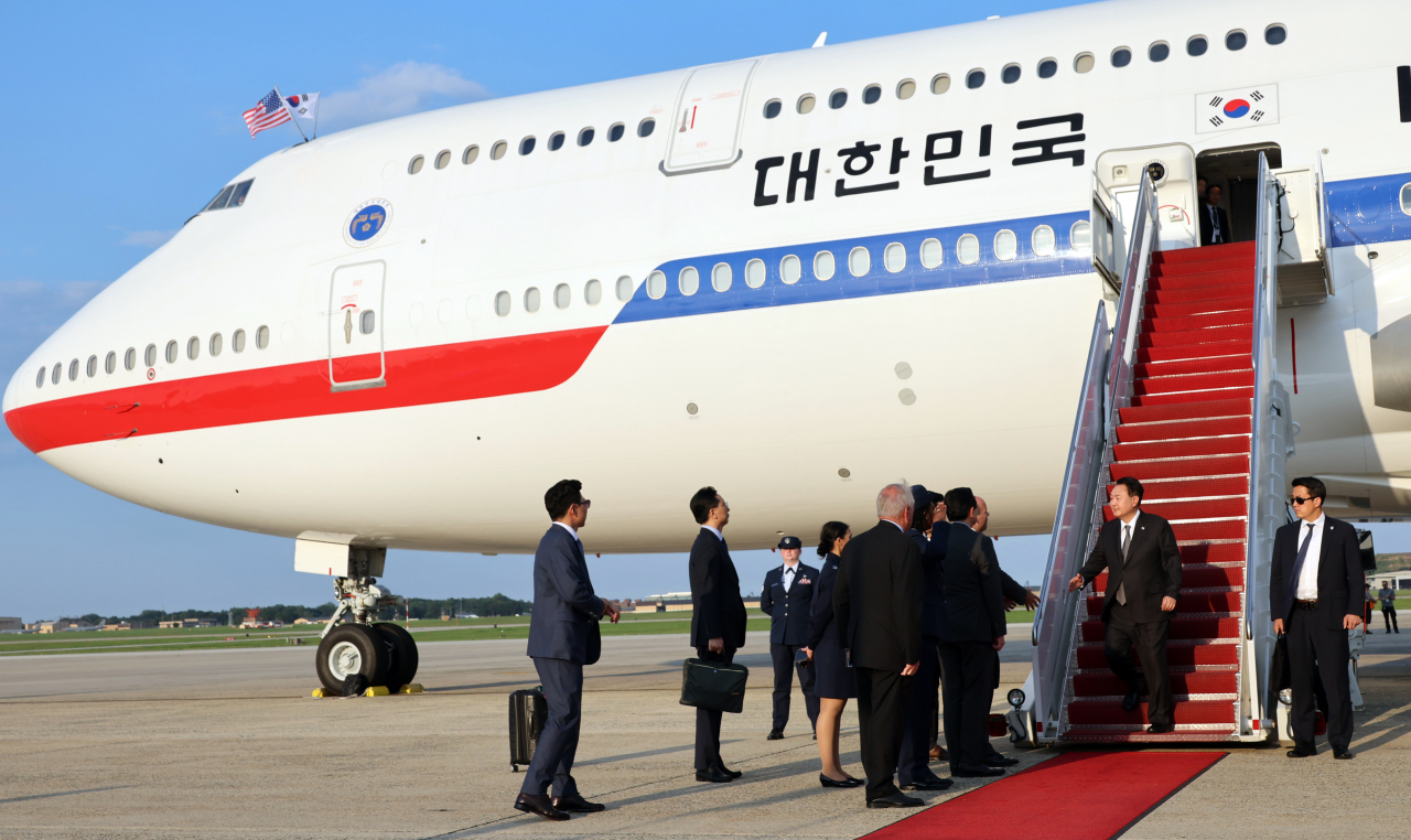 윤석열 대통령이 17일(현지시간) 미국 워싱턴DC 인근 앤드루스 공군기지에 도착, 공군 1호기에서 내린 뒤 영접 인사들과 악수하고 있다. 윤 대통령은 미국 대통령의 공식 별장인 캠프 데이비드에서 18일(현지시간) 열리는 한미일 정상회의에 참석한다. [연합]