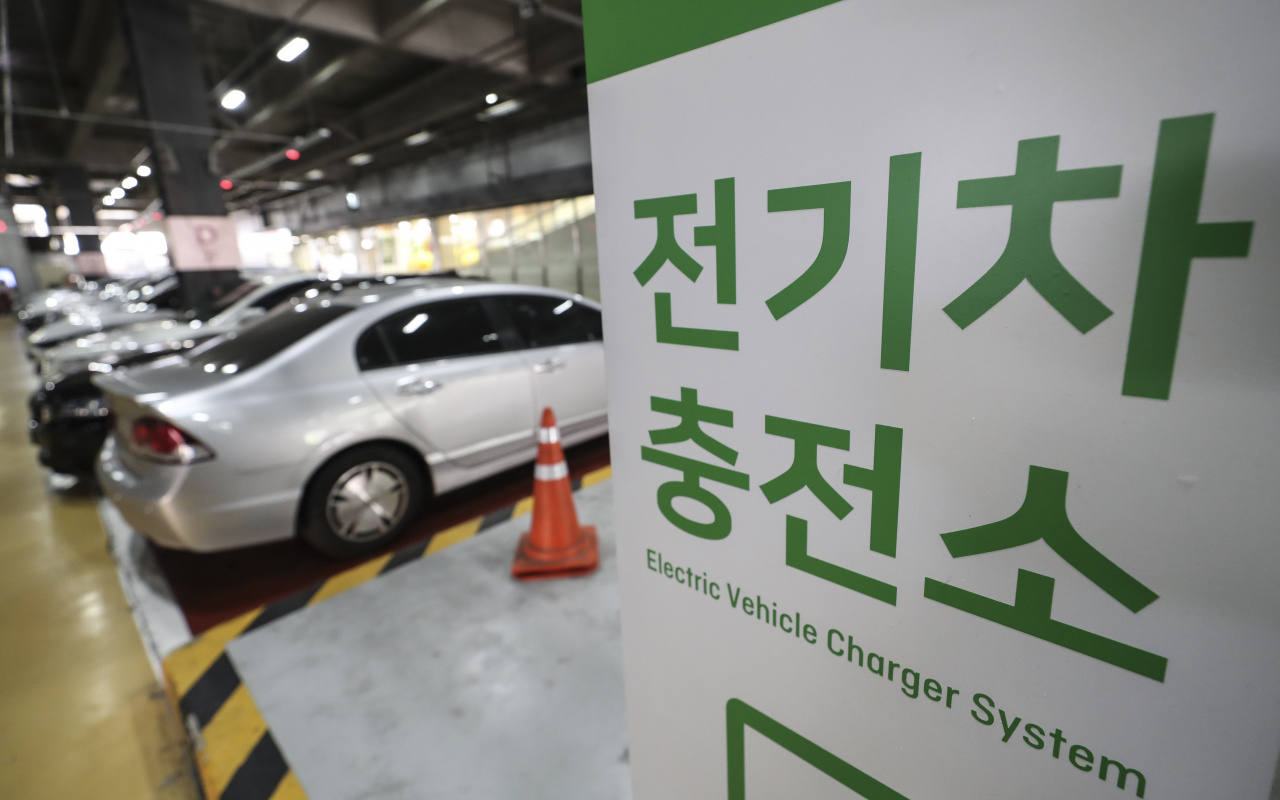 서울 용산구 서울역 전기차 충전소에 설치된 안내표지판. [뉴시스]