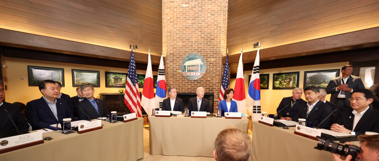 윤석열 대통령과 조 바이든 미국 대통령, 기시다 후미오 일본 총리가 18일(현지시간) 워싱턴DC 인근 미국 대통령 별장인 캠프 데이비드에서 한미일 정상회의를 하고 있다. [연합]