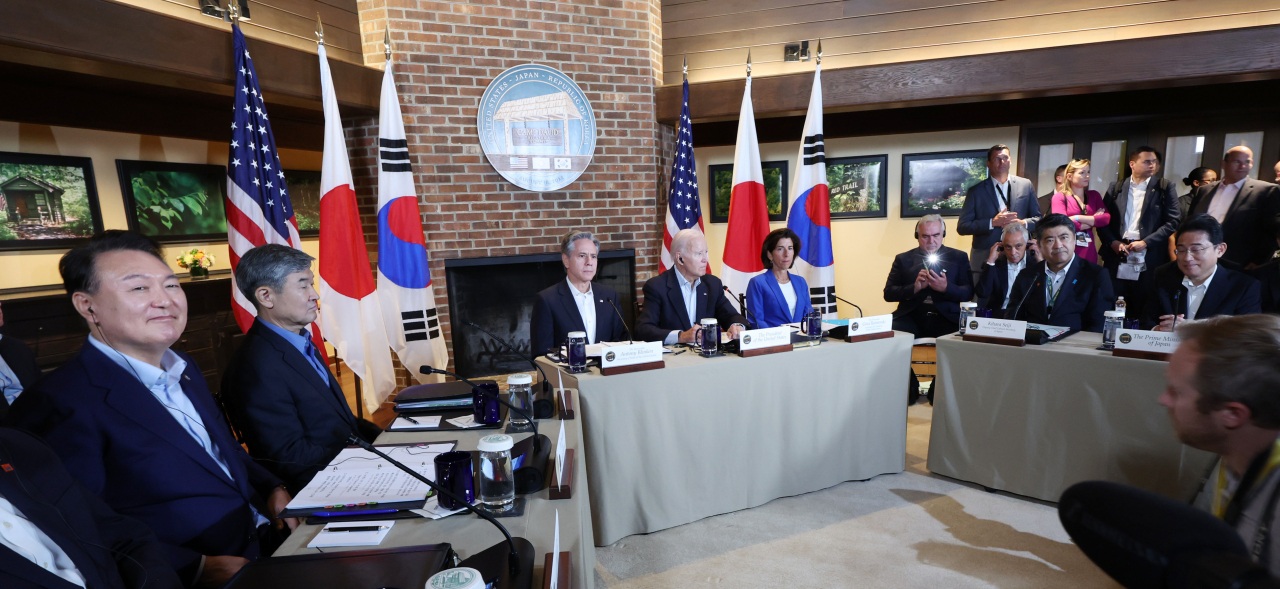 윤석열 대통령과 조 바이든 미국 대통령, 기시다 후미오 일본 총리가 18일(현지시간) 워싱턴DC 인근 미국 대통령 별장인 캠프 데이비드에서 한미일 정상회의를 하고 있다. [연합]