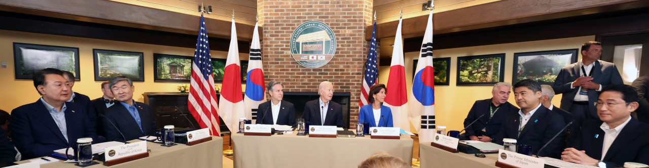 윤석열 대통령과 조 바이든 미국 대통령, 기시다 후미오 일본 총리가 18일(현지시간) 워싱턴DC 인근 미국 대통령 별장인 캠프 데이비드에서 한미일 정상회의를 하고 있다. [연합]