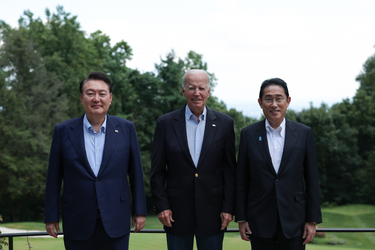 윤석열 대통령과 조 바이든 미국 대통령, 기시다 후미오 일본 총리가 18일(현지시간) 워싱턴DC 인근 미국 대통령 별장인 캠프 데이비드에서 열린 오찬에서 기념촬영을 하고 있다. [연합]