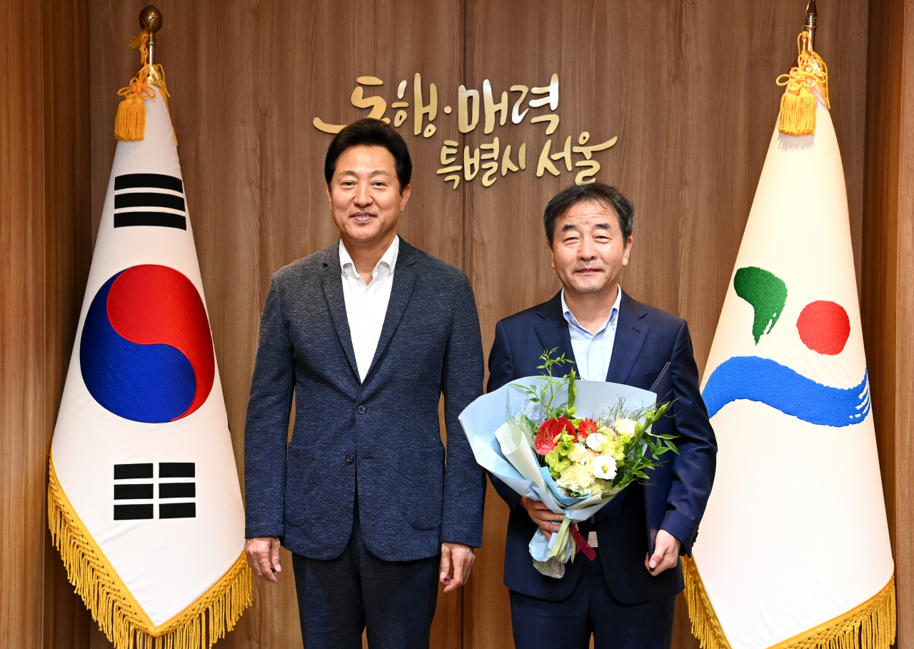 서울시는 미디어재단 TBS 이사장에 박노황(66) 전 연합뉴스·연합뉴스TV 대표이사를 18일 임명했다. 사진은 임명장 수여식 장면. [서울시 제공]