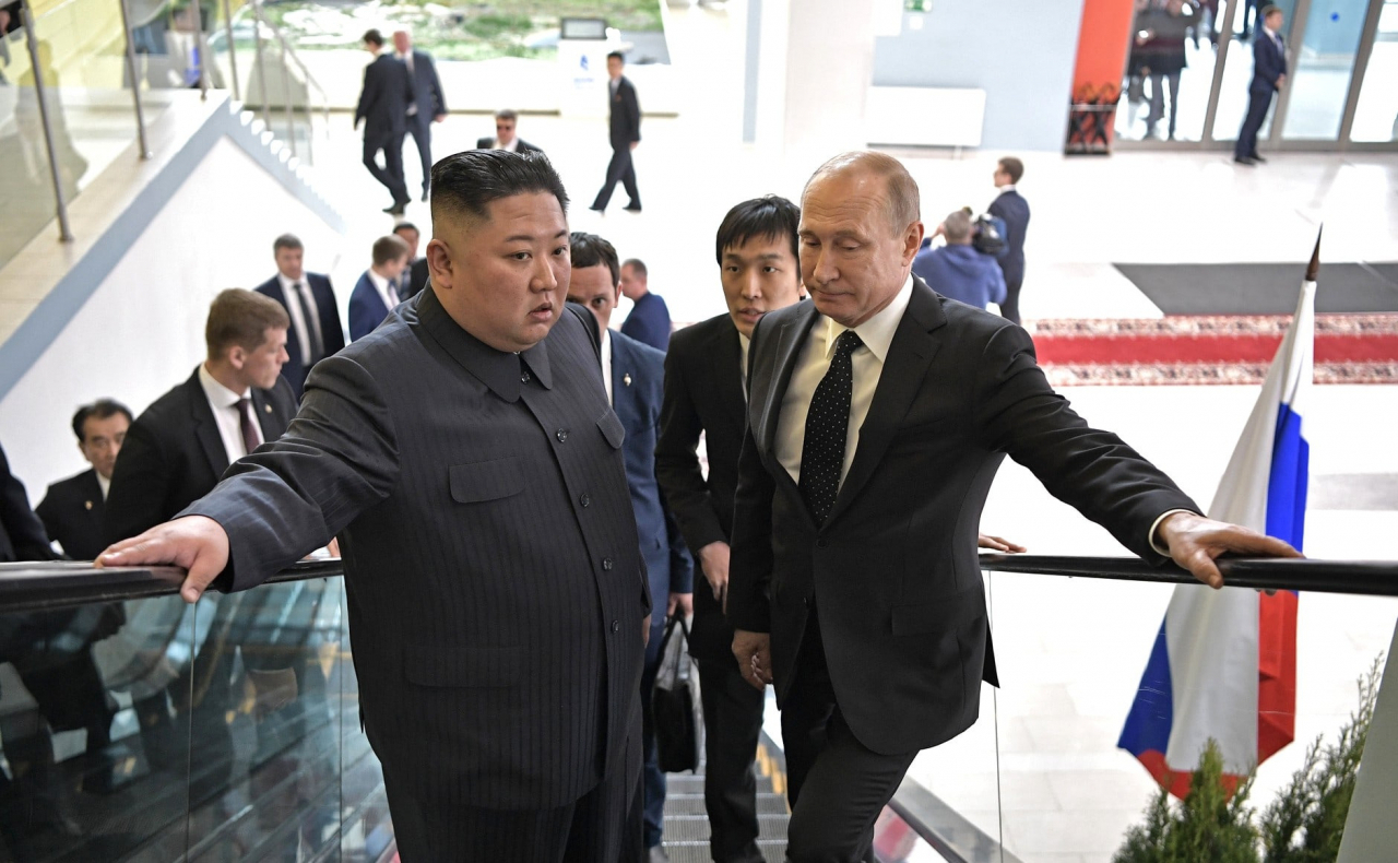 지난 2019년 4월 러시아 블라디보스토크에서 만난 김정은 북한 국무위원장(왼쪽)과 블라디미르 푸틴 러시아 대통령[크렘린궁, EPA]