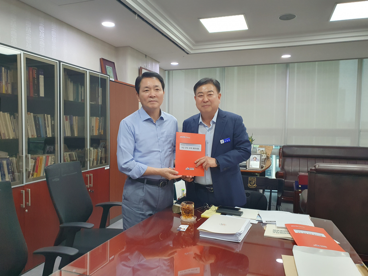 강종만군수 성일종 국민의 힘 의원을 만나 지역 현안 사업을 설명하고 예산 확보에 총력을 쏟고 있다