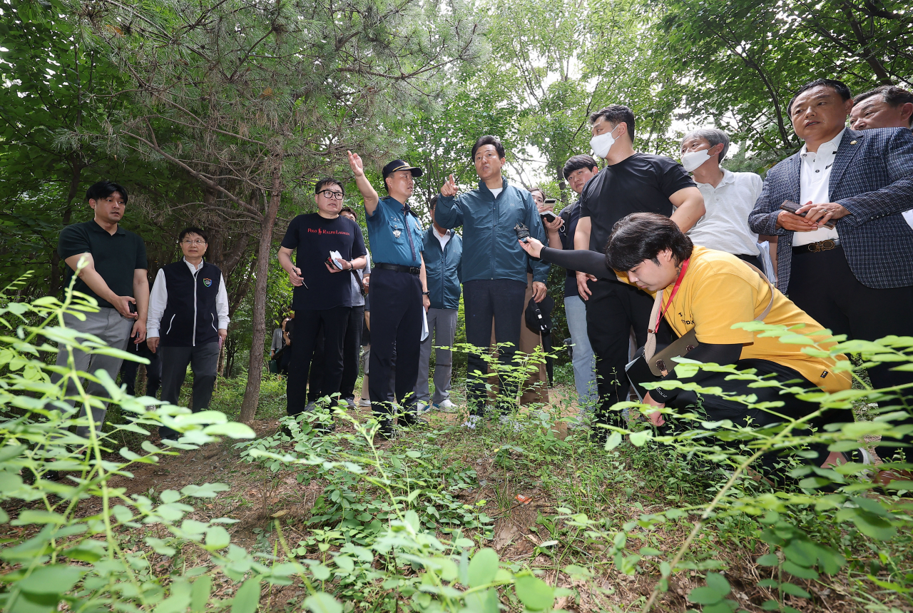 오세훈 서울시장이 지난 18일 성폭행 사건이 일어난 서울 관악구 신림동 소재 야산 등산로에서 박민영 관악경찰서장과 현장을 둘러보고 있다. [연합]